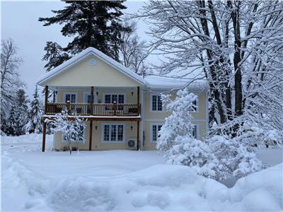 Chalet directement sur le bord de la Rivire  Nominingue