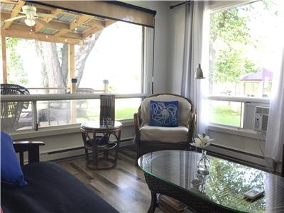 Relaxing getaway Cottage : with view on the lake and fireplace (~1 h from Mtl)