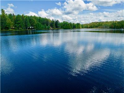 Chalet du Roseau - (HOT TUB, LAKE, WIFI, TRAILS) - 3 BDR / 2 BATH (AVAILABLE SUMMER 2023!)