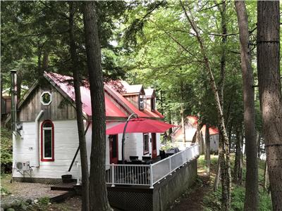 Le toit rouge au bord du lac