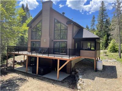 'Le Repos' New cottage on a private lake with hot tub!