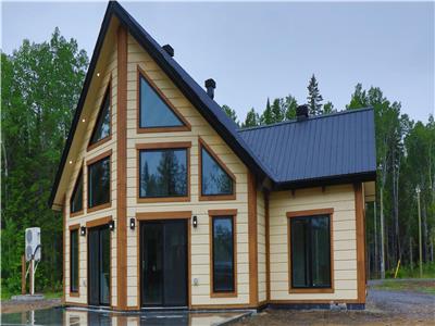 Chalet Le RustikChic situ aux abords de la rivire St-Jean
