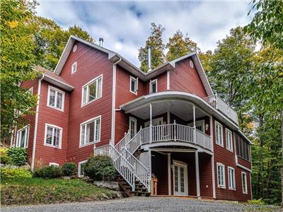 Sunny French Country Home with Spa and Gym minutes to Ski Hill