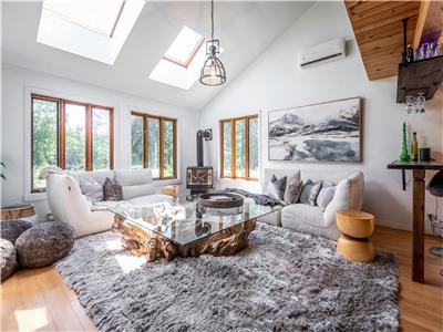 Stunning Cottage- Lake, BBQ, 10 Min from Tremblant