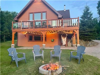 Sumptuous house overlooking the Fjord, near the quay of Anse-Saint-Jean