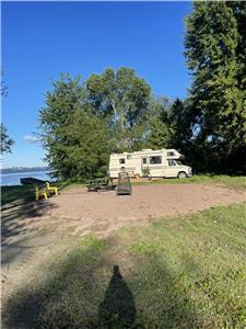 Motoriss avec vu incroyable sur la rivire des Outaouais