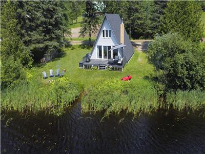A-Frame au bord du lac avec vue sur la montagne
