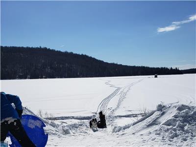A-Frame au bord du lac avec vue sur la montagne