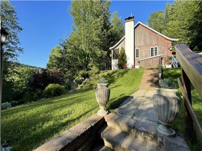 Gte des Couleurs - Serene mountain-view chalet minutes to swim/ski in St-Sauveur.
