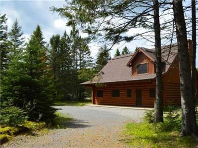 Maison- Chalet  en rondins au bord du ruisseau Noir|  Mont  Tremblant! - 31 Nuits+