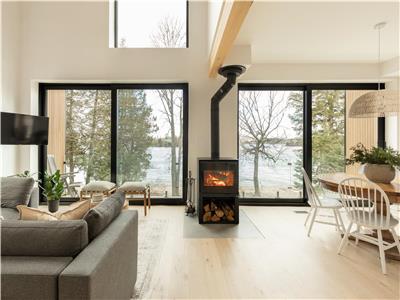 Chalet de la baie doré Lac Simon . Plage privée à vos pieds .
