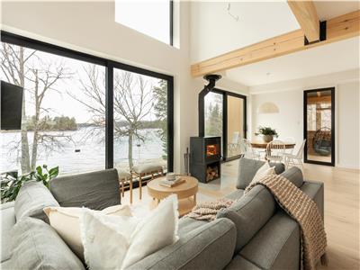 Chalet de la baie dor Lac Simon . Plage prive  vos pieds .