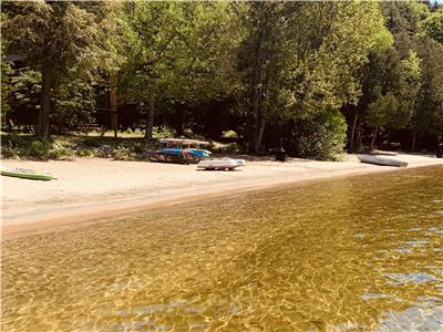 Chalet de la baie doré Lac Simon . Plage privée à vos pieds .
