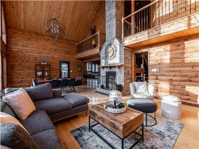 Caragana Chalet Mont-Tremblant, near Ski Tremblant, luxury un nature, with a Spa and Sauna.