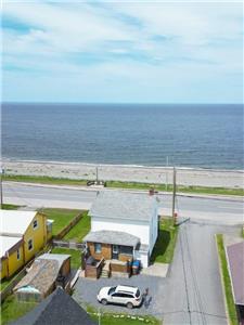 Chalet Pakingan, on the beach, quality house, open year round, Cap- Chat, Gaspesie, fishing, kayak,