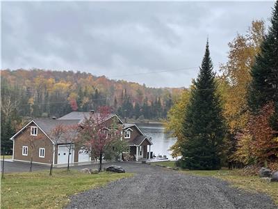 Waterfront chalet with spa,