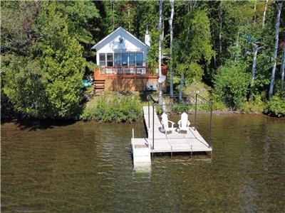 The Cozy Cabin with HOT TUB* on the private lac Sugarloaf Pond, only 10 minutes away from Owls Head