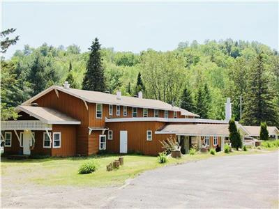Swiss Inn, very large chalet, waterfront, Jacuzzi, pool, 16 bedrooms, 13 bathrooms, Tremblant,