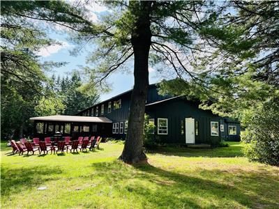 Grand chalet W0W, Swiss Inn {1939}, SPA, bord de l'eau, billard, piscine 4 saisons,PARTY,prov Quebec