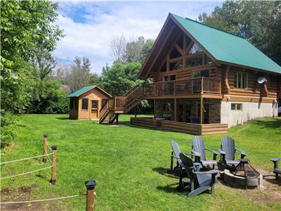 Le chalet le Mammouth est un superbe chalet en bois rond situ sur le bord de la rivire St-Maurice