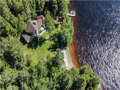 Chalet avec plage, spa, kayaks, terrasse sur l'eau avec vue sur de merveilleux couchers de soleil