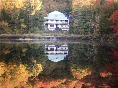 Maison historique au milieu du domaine skiable; lac priv; location mensuelle et saisonnire