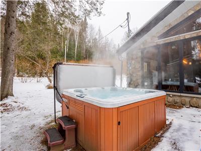 Tranquil Lake Escape with Spa, Fire Pit Fun