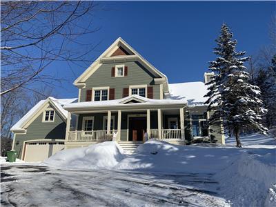 Chalet secteur trs priv, 5 CAC avec vue imprenable sur le Mont Tremblant, a 5 minutes des pistes