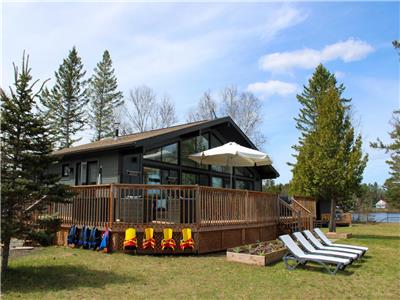 Le Lake House Chalet Nominingue, Lumineux, Luxueux, Bord de L'eau, Kayaks, Paddle Boards, Pdalo