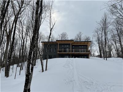 Le Iberville, Magnifique chalet en bois + spa +bord de l'eau +wifi
