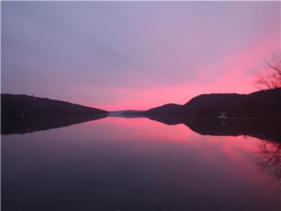 Chalet directly on the water, lake memphremagog, beautiful long dock, Fitch Bay