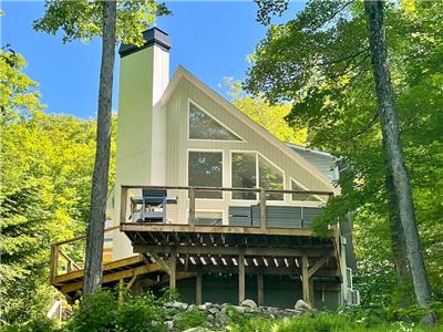 Chalet  flanc de montagne avec vue imprenable et accs au lac.