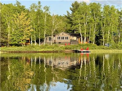 SAUF AU CHALET - LE HRON (BORD DE LAC, SPA, COUCHERS DE SOLEIL, KAYAKS-PADDLE, 4 CHAMBRES FERMES)