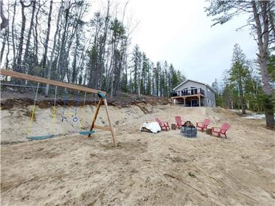 Chalets Mauricie. Entre rivire et montagne avec Spa. Meubl  neuf.