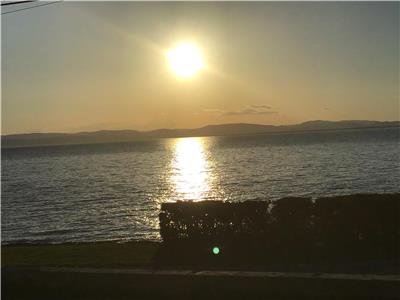 Coquette petite maison, 2 chambres, vue imprenable sur le fleuve, terrasse intime et fleurie.