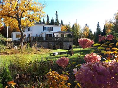 Le Grand Hron | Waterfront Cabin with Hot Tub