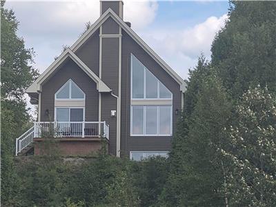 CHALET  L'HORIZON! Disponible pour t ! LA VUE EST INCROYABLE! (Falardeau ,lac clair, Saguenay)