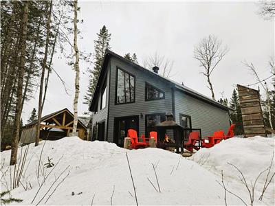 Magnifique chalet familial au bord de la rivière Mékinac & SPA & Foyer