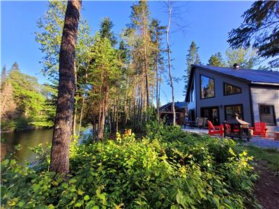 Splendid Family Chalet on the banks of the Mékinac river & SPA & & Fireplace