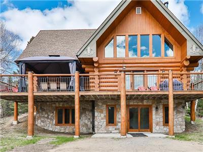 Chic Bois Rond - spa et sauna, terrain de 10 acres avec rivire, accs au Lac Legault (chiens admis)