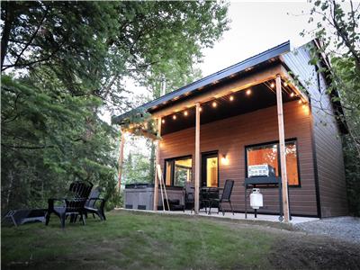 Le Geai Bleu | Waterfront Cabin with Hot Tub