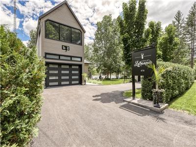 WATERFRONT COTTAGE - AIRBNB PERMITTED!
