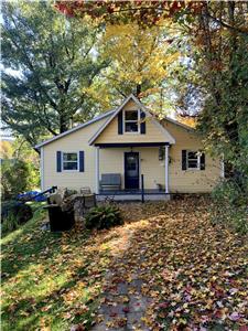 Lippe Lake's yellow cottage