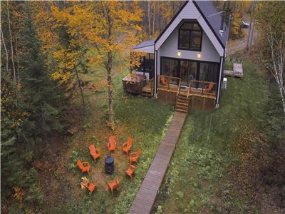 Nouveau chalet La Falaise au bord de l'eau !