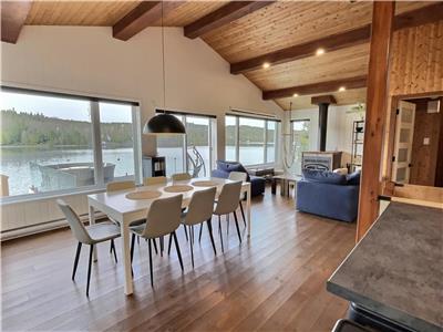 Chalet familial. Bord de lac naviguable. Spa.