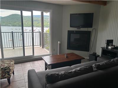 Condo sur le lac avec vue spectaculaire sur le Mont-Tremblant