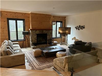 CHALET refait a neuf mont tremblant 5 minutes des pistes avec jaccuzi exterieur