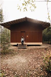 Cottage with hottub, accross a river, Mauricie