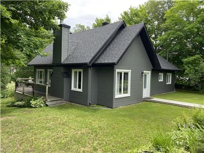 Chalet en bord de lac, plage prive et quai - En face de Ski Garceau/ 4 chambres / 31+ jours