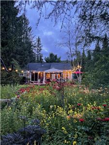 Beautiful cottage with Lake Access